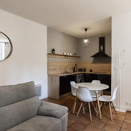 Chez Carca, Au Pied De La Cite *
